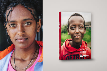 Porträt von Fikirte Girma neben dem Bildband „Ich bin, weil du warst“