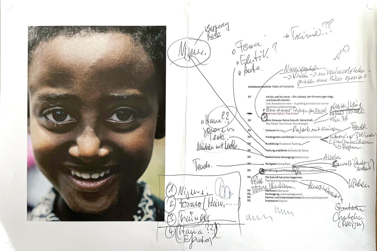 Handschriftliche Notizen zum Inhaltsverzeichnis neben einem Kinderporträt
