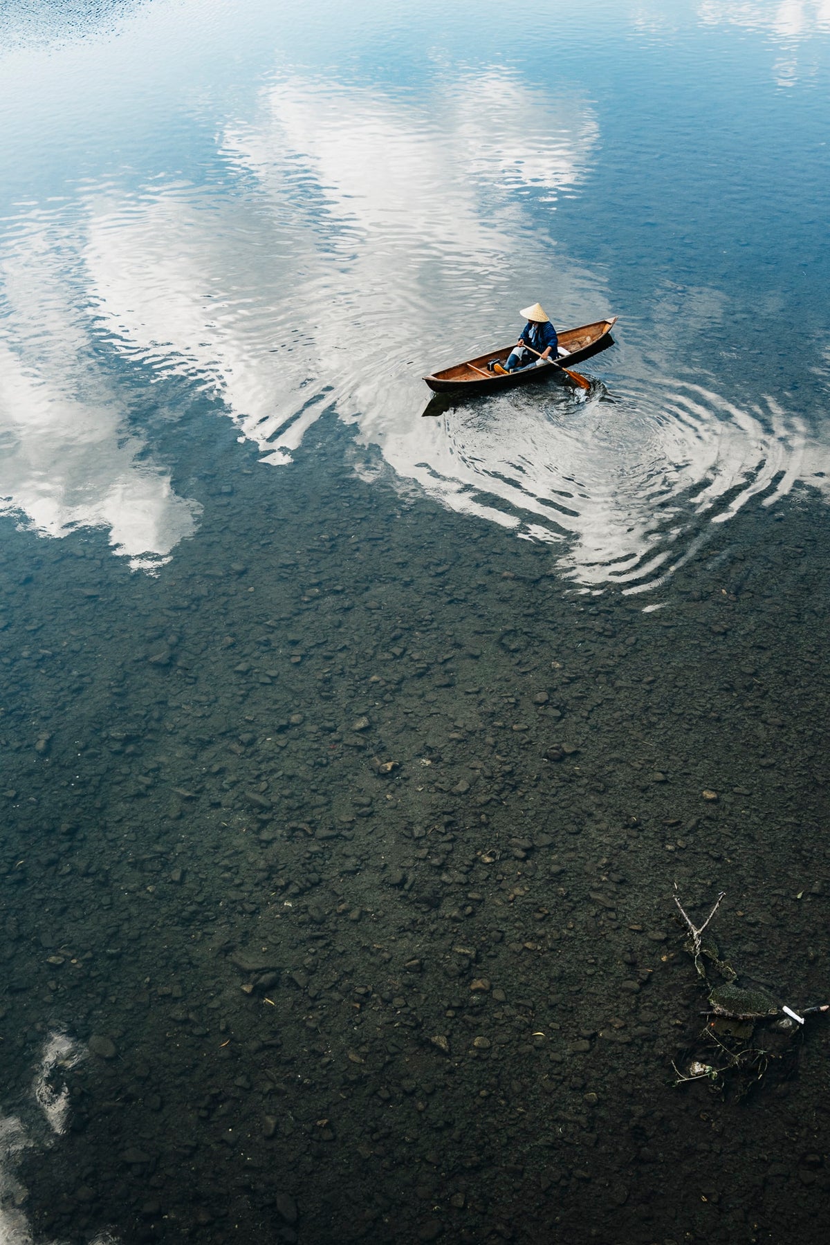 Wolkenspiegel – kleines Boot auf dunklem Wasser, Japan 2026