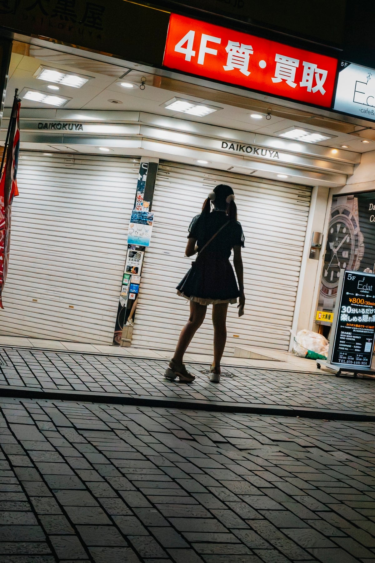 Verschlossen – Frau vor geschlossenem Geschäft, Japan 2026